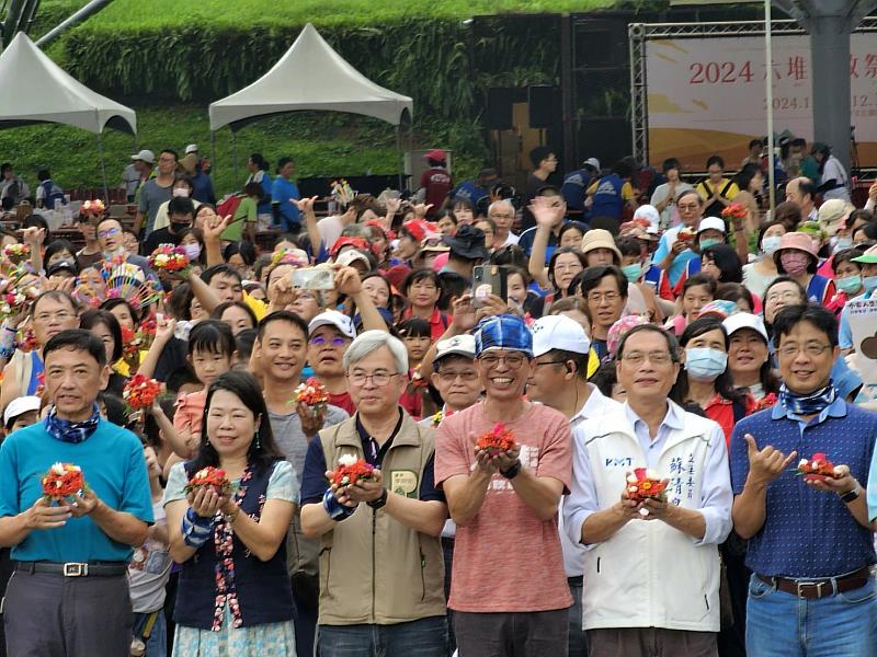 千人疊盤花拜伯公  2024六堆秋收祭鬧熱開幕，千人盤花祭祀伯公(左起鍾炳光主秘、張靜玲夫人、李明宗處長、何金樑主任、蘇清泉立法委員、張鑑堂校長)