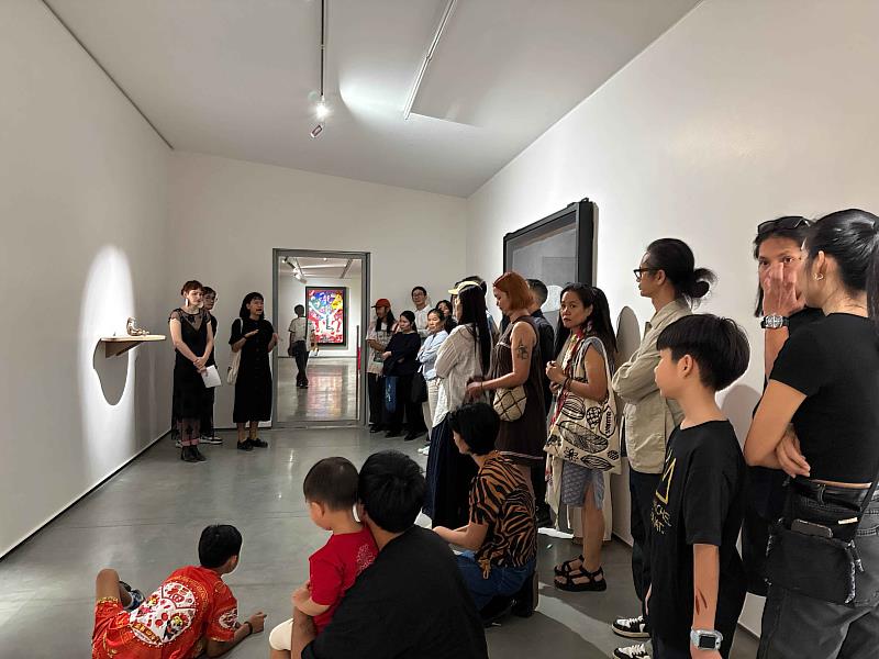 策展團隊Kohkae_Collective解說本展覽藝術家作品特色，吸引泰國各年齡層觀眾前來欣賞。