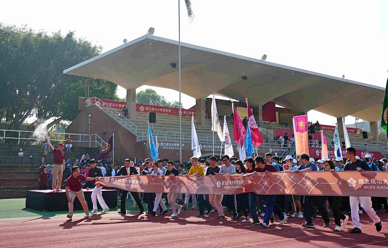 沈孟儒校長（左）鳴槍　為校園定向越野賽揭開序幕