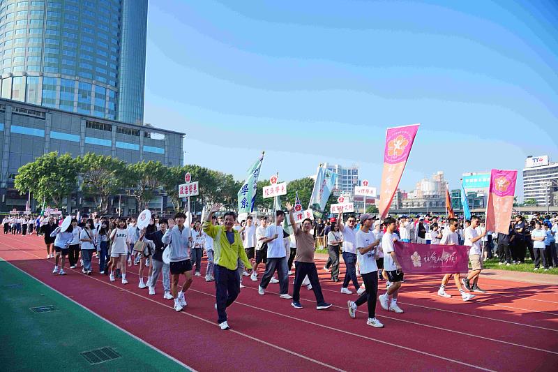 繞場隊伍精神抖擻　朝氣蓬勃