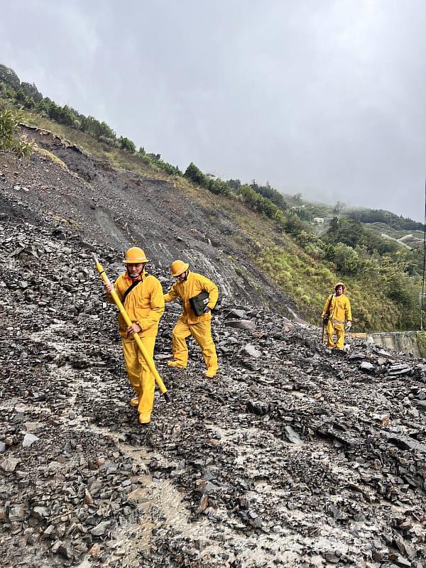 受康芮颱風影響，大型樹木、電桿倒斷嚴重，等待道路搶通不僅延長了整體搶修時間，若搶修車輛等重機具因道路中斷而無法進場維修，對復電期程的影響更甚。台電同仁挺進山區搶修時，往往須以人力徒步進入，拚的就是要更快一步為民來電。圖為台中區處同仁徒步進入梨山地區搶修。