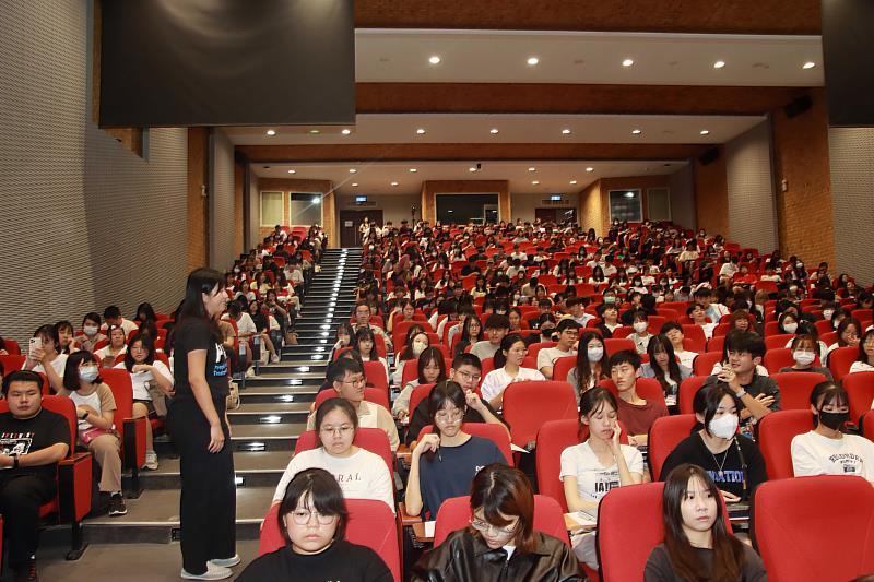 動保組織「鳥語獸躍」創辦人林婷憶(站立者左),談《從時尚伸展台到你餐盤中的食物:PETA如何改變世界!》,與同學互動。