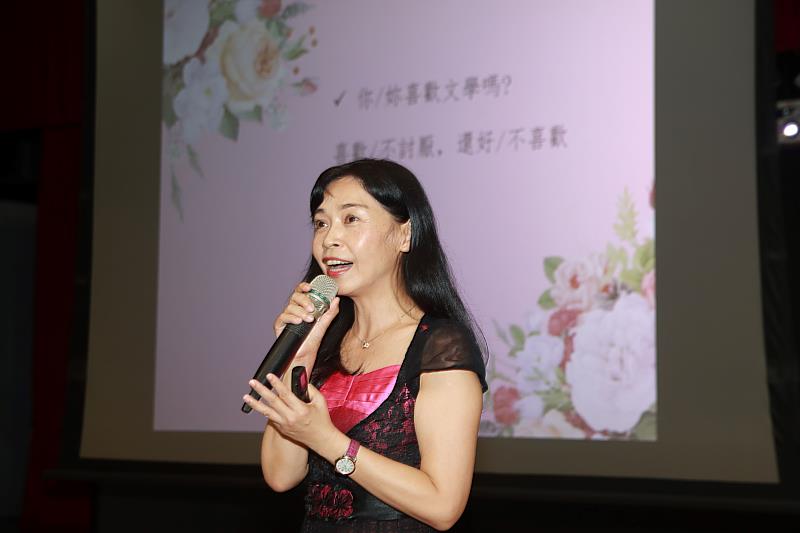 真理大學台文系主任戴華萱,談《用文學破解愛情密碼》。