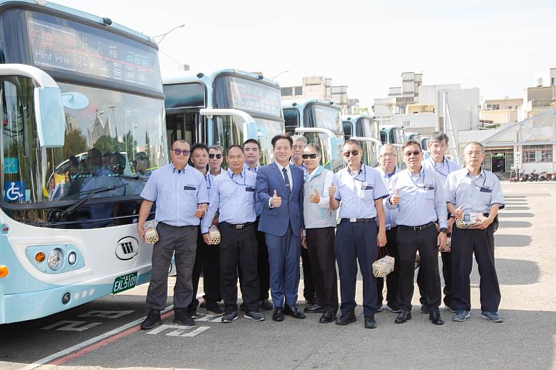 代理市長邱臣遠視察10輛電動公車，並與國光汽車司機合影。