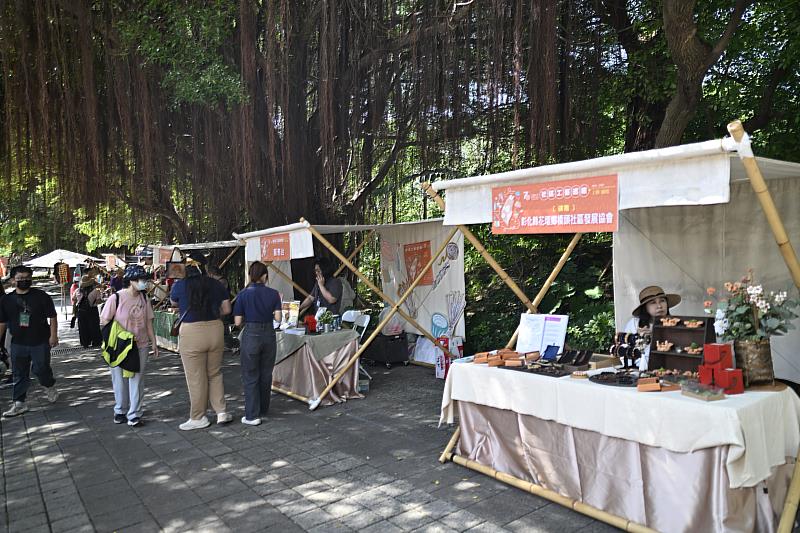 開幕當天搭配社區工藝市集共同展出