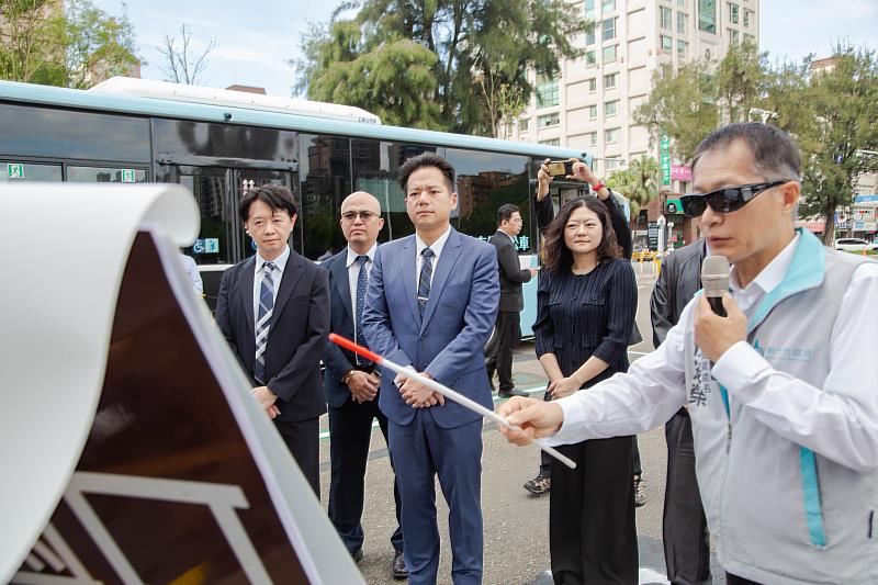 代理市長邱臣遠今日前往視察電動公車充電樁使用情形