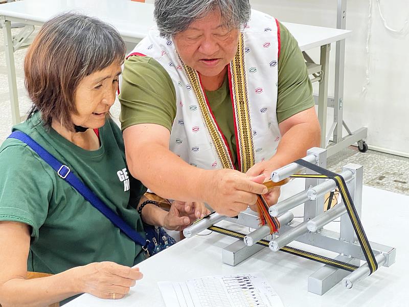 「花蓮縣秀林鄉秀林社區發展協會」帶領遊客體驗太魯閣族的織布傳統，把織作組織圖透過織布機織出傳統圖紋