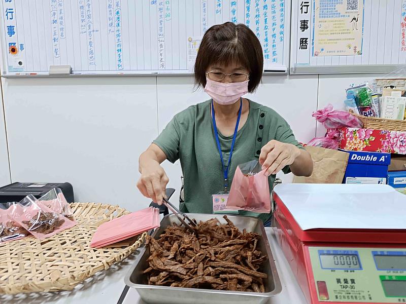 「宜蘭縣頭城鎮港口社區發展協會」多元方案進用在地中高齡婦女包裝古早味漁農加工品