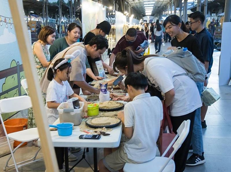 市集活動中的手作DI丫吸引大朋友和小朋友(歷史照片)