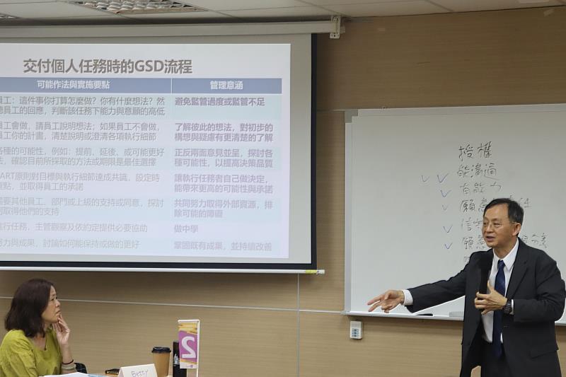 南大「徹底坦率」課程的設計促進管理者在日常工作中以真誠的態度與團隊互動，進而提升整體績效