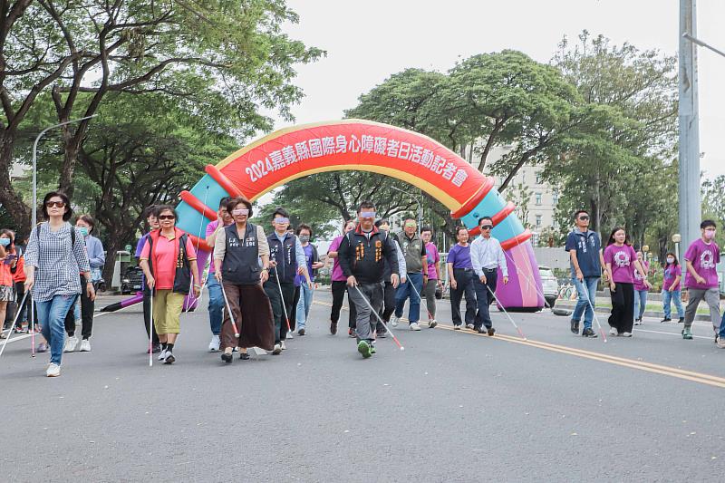 翁章梁體驗視障行走，宣傳國際身障者日踩街嘉年華-4