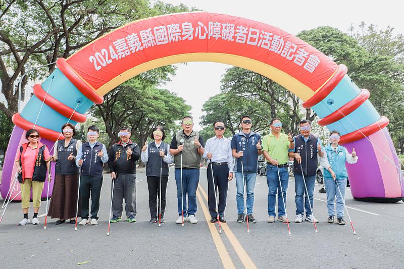 翁章梁體驗視障行走，宣傳國際身障者日踩街嘉年華-5