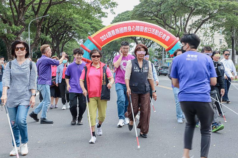 翁章梁體驗視障行走，宣傳國際身障者日踩街嘉年華-2