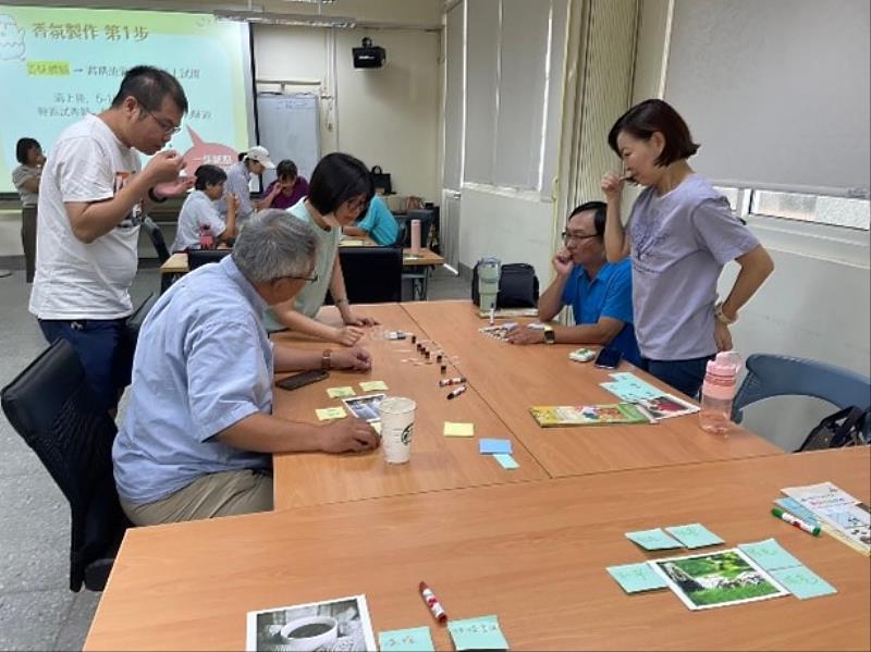 第二場手作調配獨一無二香氛精油，體會孩子都是我們經過仔細照料、形塑的，練習接納孩子的每個樣態。