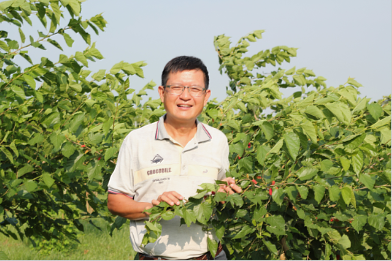 樂農發休閒農場主人許宏賓笑著聊起兒時記憶，從小生長在彰化埤頭，家中種稻的他，自幼就下田幫忙，從搬育苗箱到曬穀。