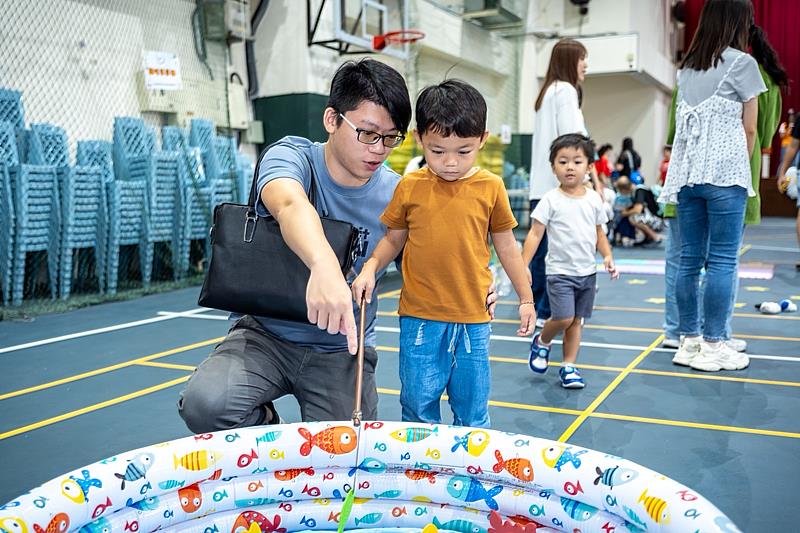 透過小遊戲，增進親子間的感情。