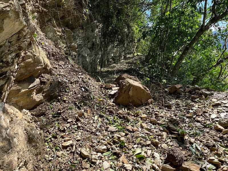 鹿鳴步道多處遭崩落的土石淹埋