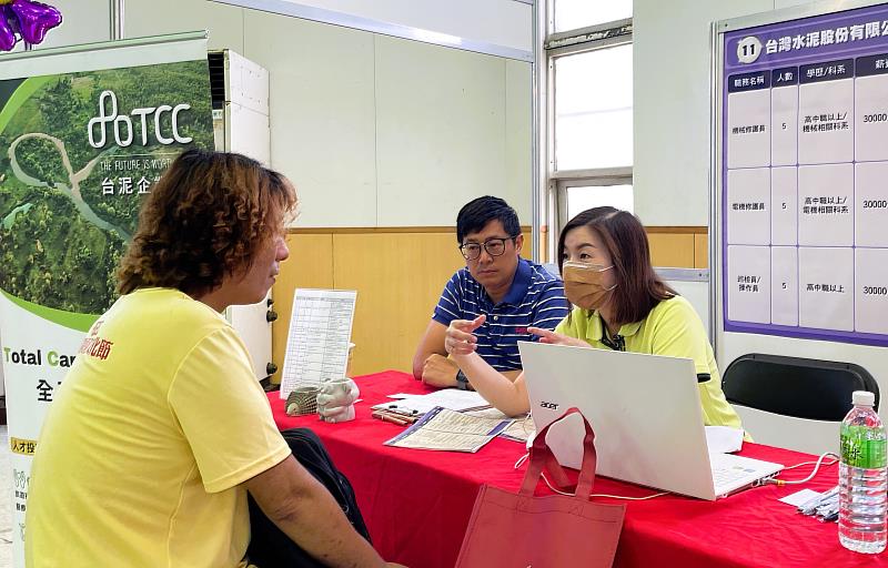 北分署羅東就業中心11月9日在宜蘭大學舉辦徵才活動，活動當天採無紙化線上履歷投遞，節省現場等待時間並提高面試效率。(歷史照片)