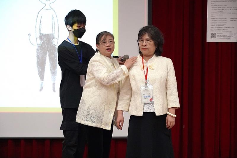 圖/南玥覺性藝術文化基金會董事長龔玲慧(左)與中華書院院長梁美惠(右)示範放鬆禪法。
