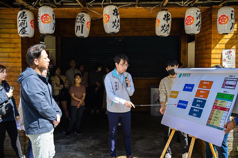 代理市長邱臣遠於竹市東門市場公車站牌，宣布啟用竹市首座智慧公車站牌