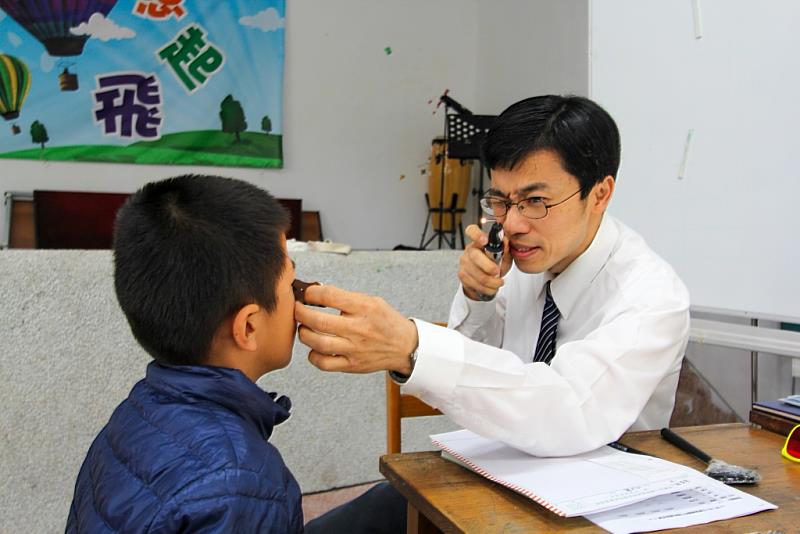 花蓮慈院眼科部李原傑主任帶著團隊前往偏鄉小學進行眼科義診。