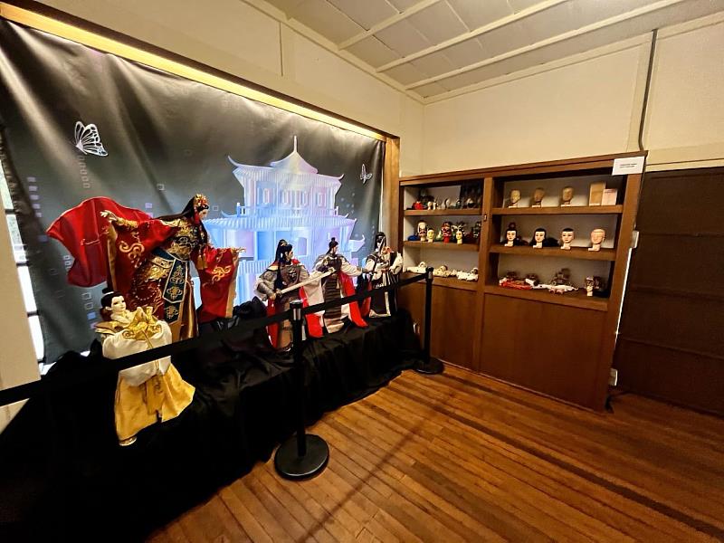科技展區中展出霹靂布袋戲最新的數位作品〈媽祖前傳〉並展示相關戲偶。