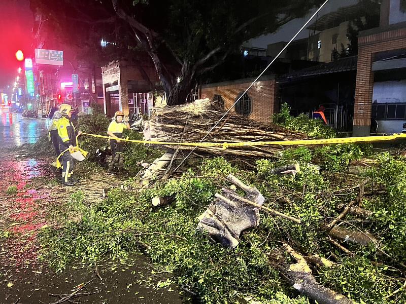 本次颱風帶來的強風豪雨造成新北市多處嚴重災情，災害管理資訊系統(EMIS)共受理2610件案件