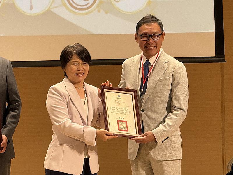 中華民國超級馬拉松運動協會榮獲113年全國性社會團體公益貢獻獎－金質獎團體，由內政部部長劉世芳（左）頒獎表揚，超馬協會理事長郭豐州（右）代表受獎。