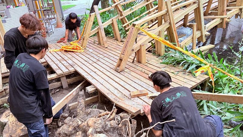 淡江建築系學生團隊「淡江構築」成員使出工匠本領進行修復工程，搶救彩虹橋。（圖／淡江大學提供）