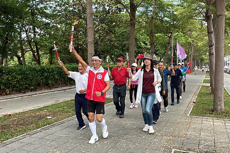 聖火隊伍抵達高雄市校友會由三民國小校長張宏仁及陽明國小校長黃綉閔率領當地校友及夥伴熱情迎接