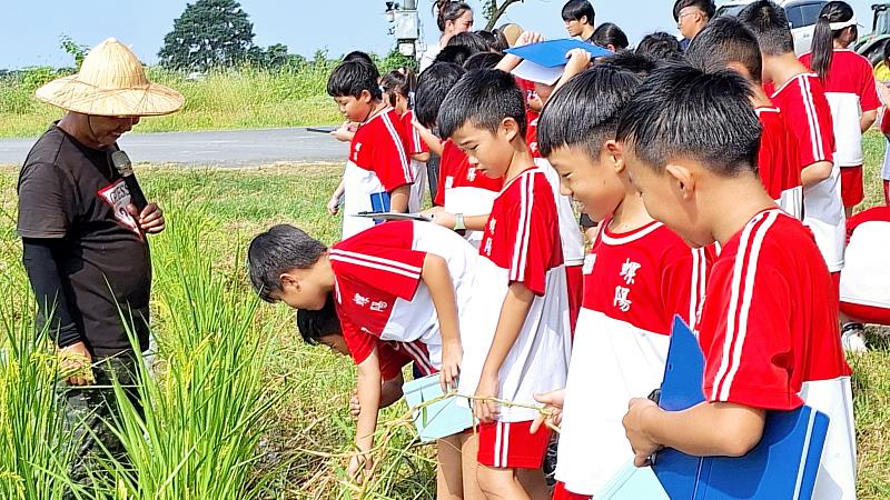 東海大學持續推動食農教育，帶領近200位國小師生實地參訪校內有機農場，從小紮根農業永續發展理念。