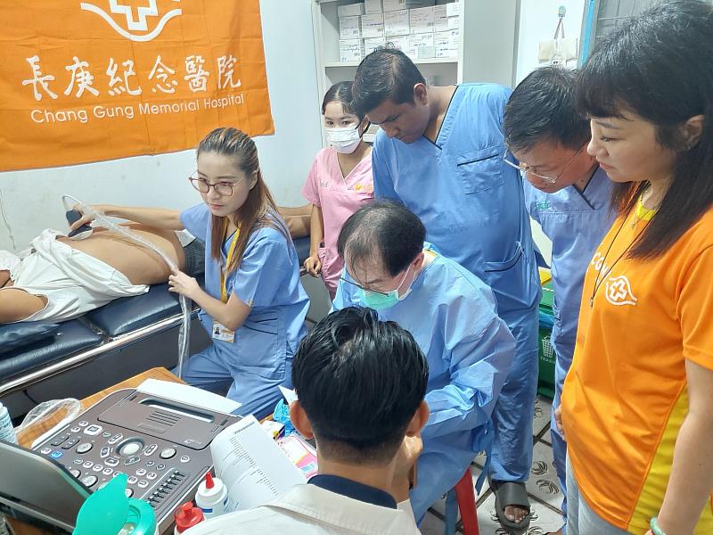 林口長庚醫院超音波檢查中心主任陳威廷醫師,在內提克瑪診所教導超音波操作。(圖由靈鷲山佛教教團提供)