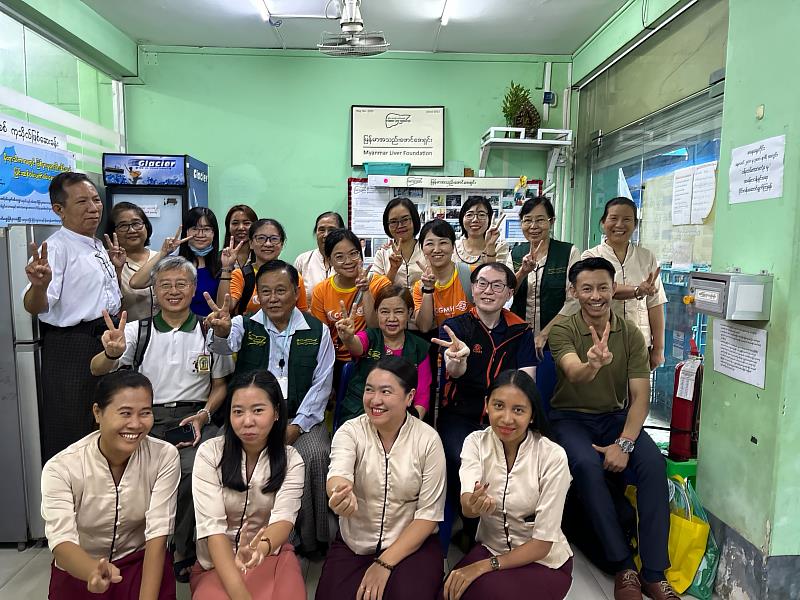 台灣醫療團隊前往坦斯(Tan Sitt)慈善診所進行肝疾病的服務,與當地醫護人員建立深厚友誼。(圖由靈鷲山佛教教團提供)