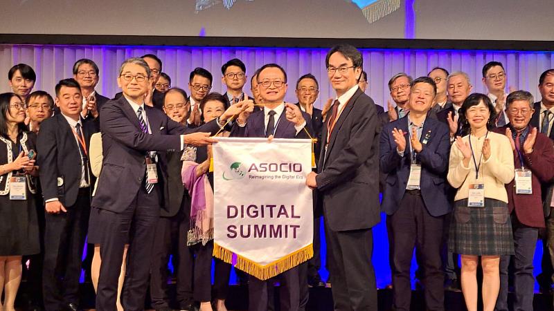 數位發展部林宜敬政務次長於ASOCIO 2024 Digital Summit期間，完成2025年亞太資服業數位高峰會(ASOCIO 2025 Digital Summit)主辦權交接儀式，象徵臺灣準備迎接來自全球的數位產業領袖，深化國際合作