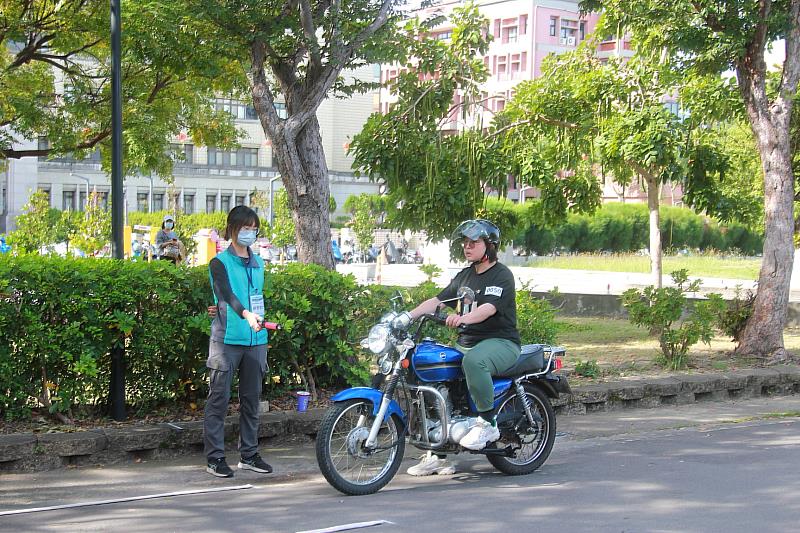 巾幗不讓鬚眉，女性考生10分3秒及完成負重跑走測驗