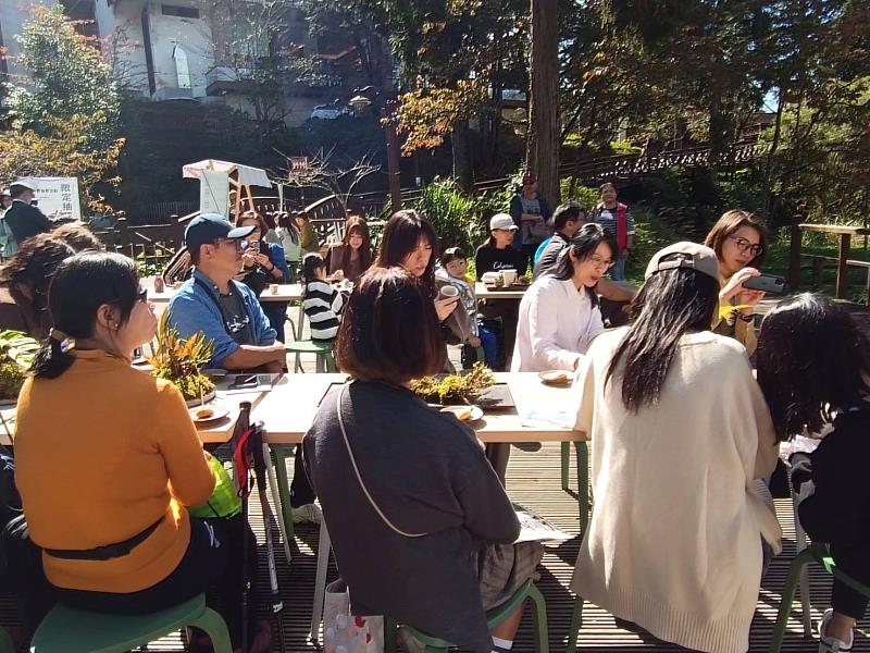 民眾在阿里山國家森林遊樂區舒適的森林環境下,一邊透過不同感官感受咖啡的層次變化