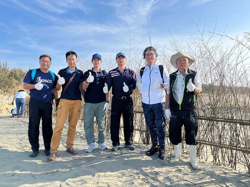 台灣基督長老教會新塭教會蔡信得長老(右1)與林業保育署嘉義分署鄭鈞謄秘書(中)一同帶領群創企業志工堆沙籬與淨灘