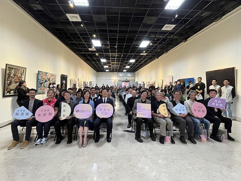 2024新北市美展今年徵件「一般組」油畫、水彩、版畫、攝影、科技藝術等5個類別；「青春組」水彩、版畫2類，二組共840件作品參賽，78件得獎作品。