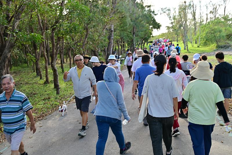 臺東2000位鄉親健走森林公園！饒慶鈴：持續關注勞工健康福利 倡導休閒平衡生活