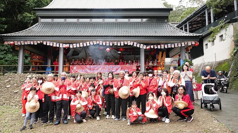 3、	銀樓媽祖同樂會社長陳立偉帶領鑾轎和法語繡旗、神尪，陣頭一路上鑼鼓喧天、旗海飛揚。(靈鷲山佛教教團提供)