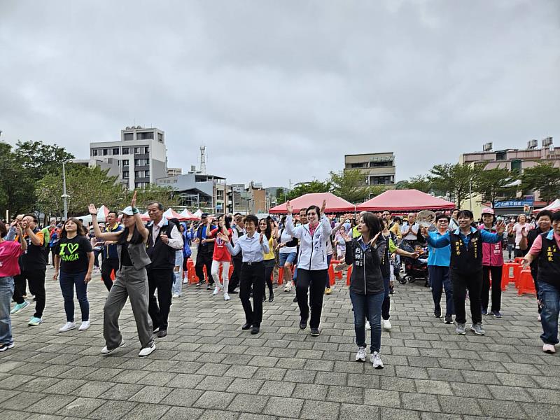 古主委與立委徐欣瑩、范雲助理李美燕，及新竹縣議員呂宛庭與范曰富、新埔鎮公所鎮長陳英樓等人，為活動活潑跳操揭序