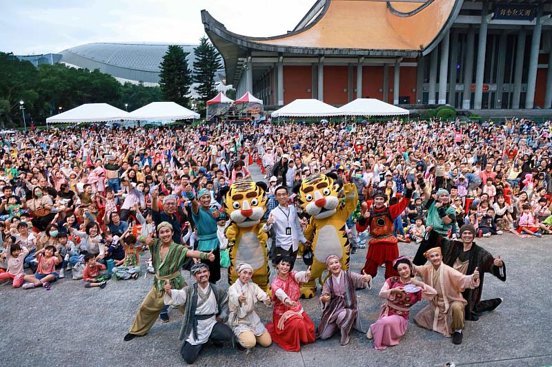 國父紀念館在11月12日國父誕辰紀念日前夕，邀請紙風車劇團在中山文化園區映池西側演出《武松打虎》