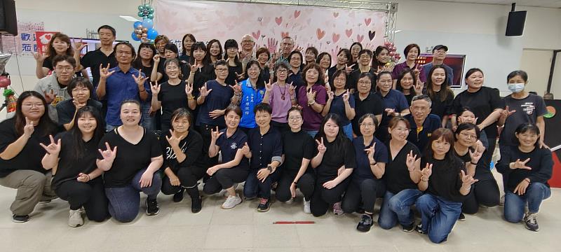 新竹縣政府社會處9日舉辦「愛無礙~手語翻譯暨聽打服務成果發表會」,展現手語翻譯初級班、進階班及聽打等培訓課程的學習成果。