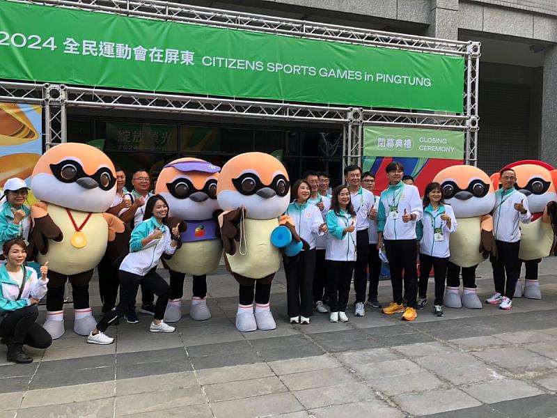 全民運閉幕典禮_周縣長與全民運籌備人原及吉祥物驕仔合影
