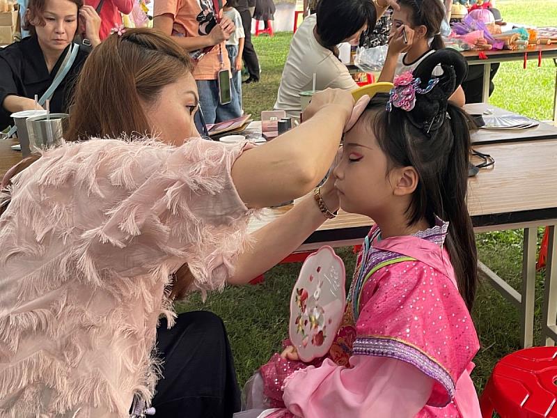 現場藝術推廣攤位提供歌仔戲妝容體驗