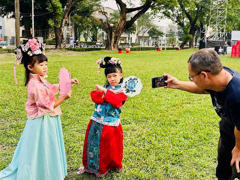 小朋友體驗傳統戲服