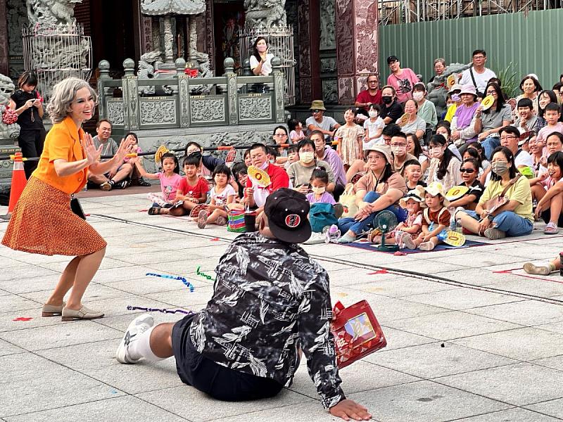 阿猴落地掃_現場民眾