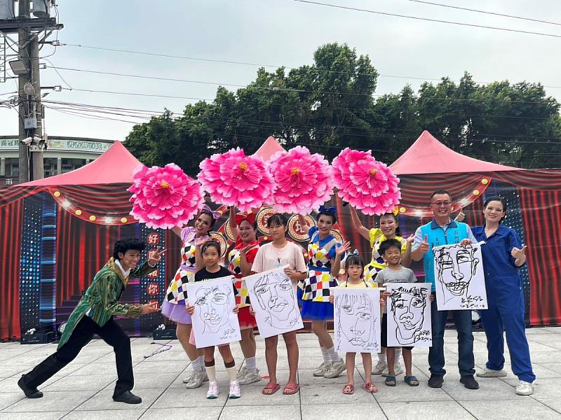 與民眾熱烈互動合照