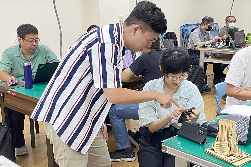 北分署物聯網創客基地舉辦工作坊,教授3D建模技巧。學員在講師指導下學習如何將用ChatGPT生成指令建立創作作品模組,並動手實踐裝置組裝。
