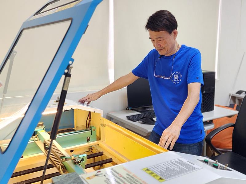 創客白朝元透過北分署創客基地的設備--雷射雕刻機,進行產品設計與打樣。
